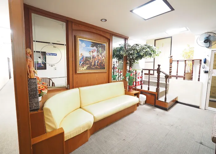 Hotel Honey House1 3*